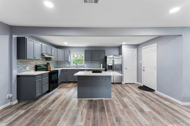 1106 E Strong Parkway, Grand Prairie, TX 75050