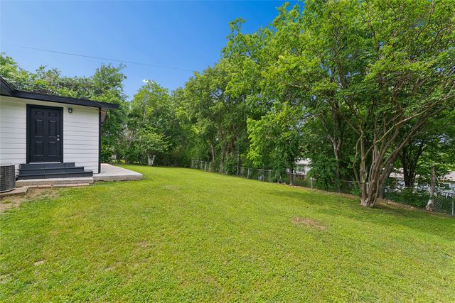 1106 E Strong Parkway, Grand Prairie, TX 75050