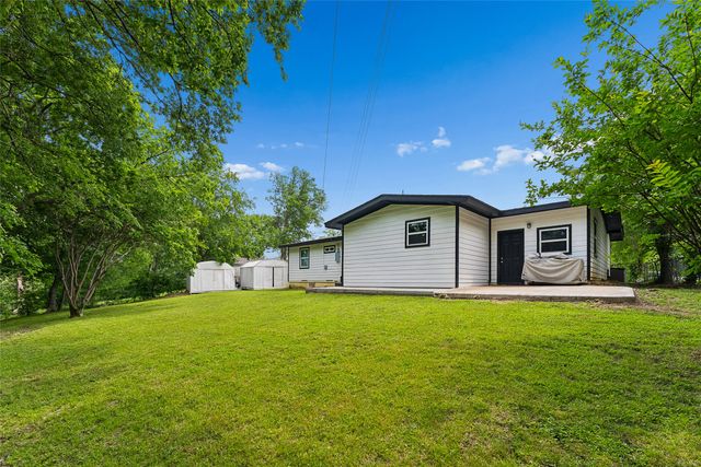 1106 E Strong Parkway, Grand Prairie, TX 75050