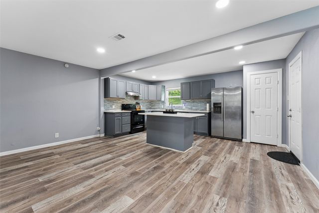 1106 E Strong Parkway, Grand Prairie, TX 75050