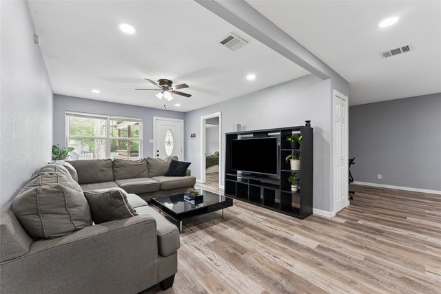 1106 E Strong Parkway, Grand Prairie, TX 75050
