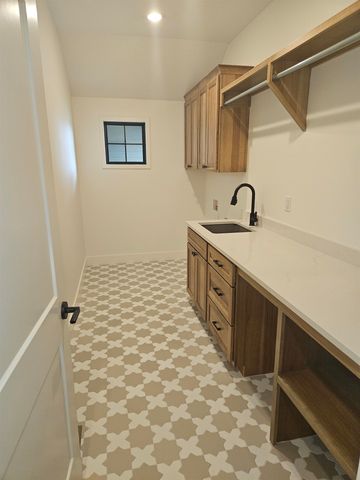 1206 W Lakeway Ct, Andover, KS 67002