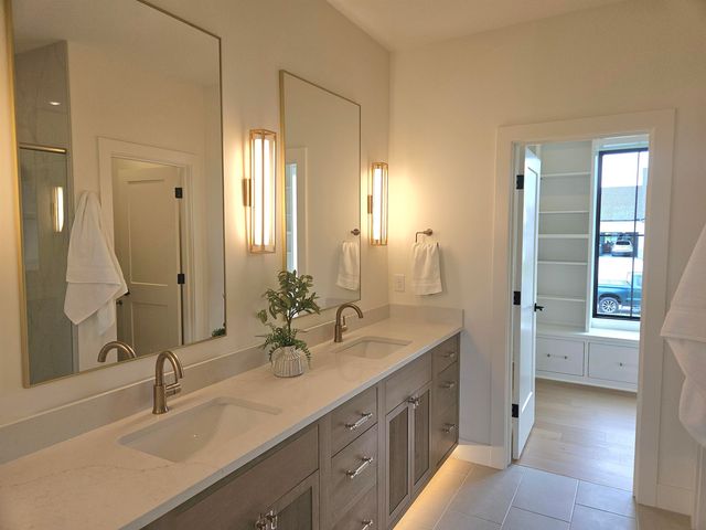 1206 W Lakeway Ct, Andover, KS 67002