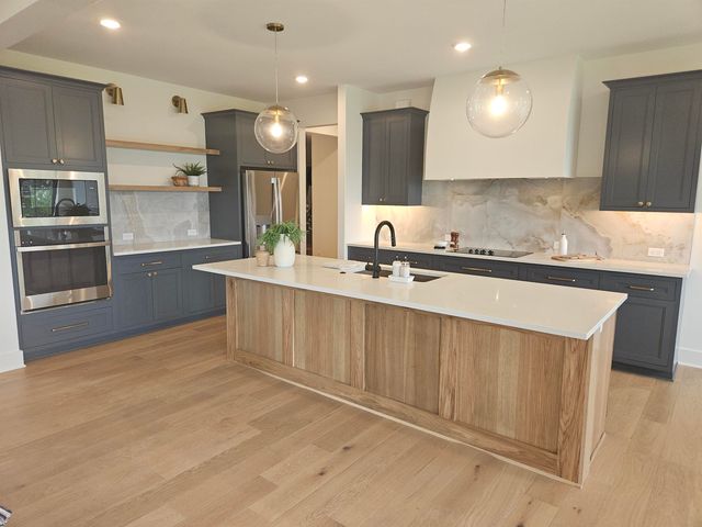 1206 W Lakeway Ct, Andover, KS 67002