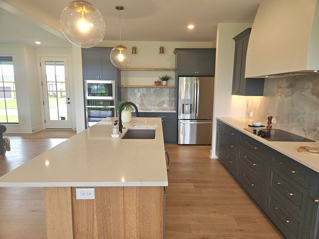 1206 W Lakeway Ct, Andover, KS 67002