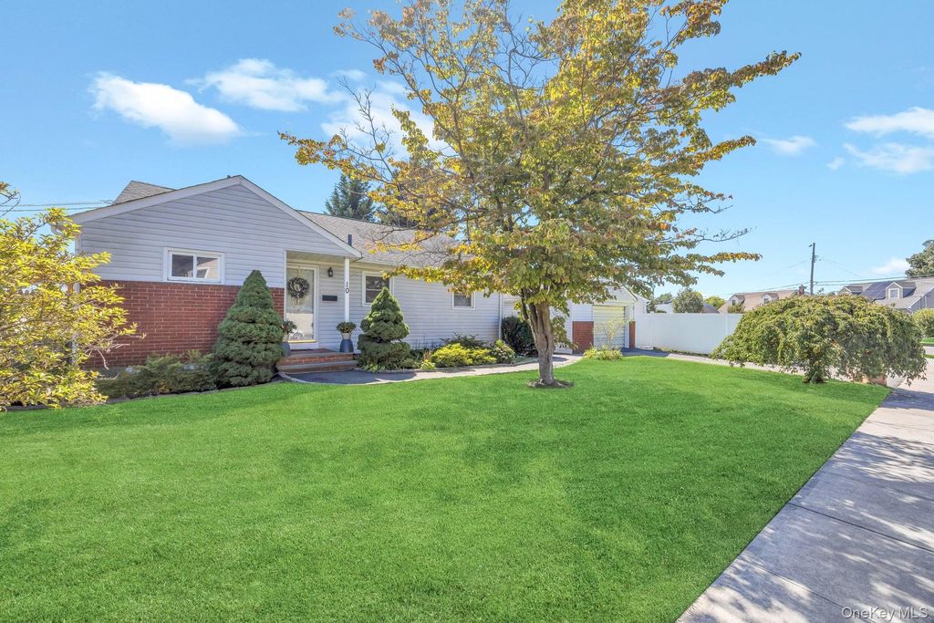 10 Layton Avenue, Hicksville, NY 11801