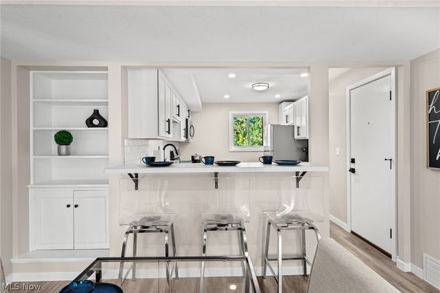 21045 Southbend Circle 8, Rocky River, OH 44116