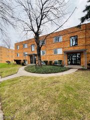 21045 Southbend Circle 8, Rocky River, OH 44116