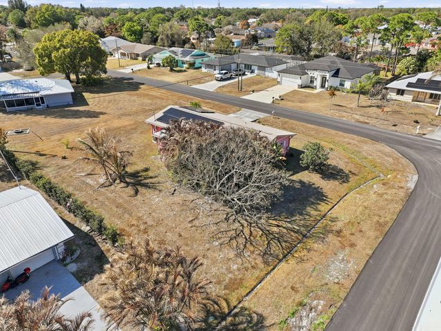 572 SE Fallon Drive, Port St. Lucie, Port St Lucie, FL 34983