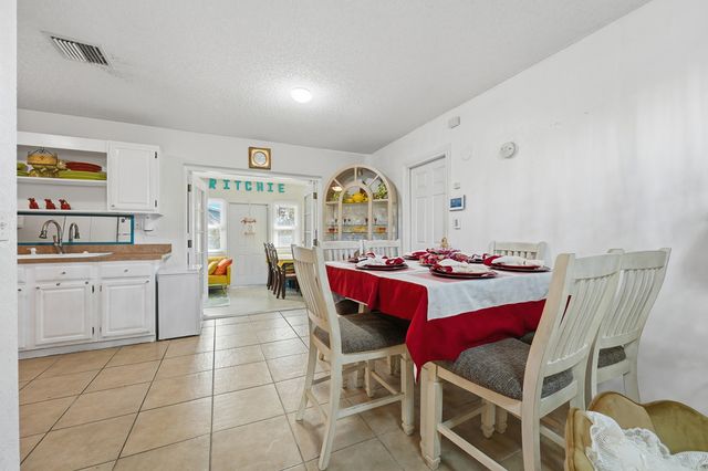 572 SE Fallon Drive, Port St. Lucie, Port St Lucie, FL 34983