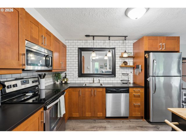 6928 Sw MONTAUK Cir, Lake Oswego, OR 97035