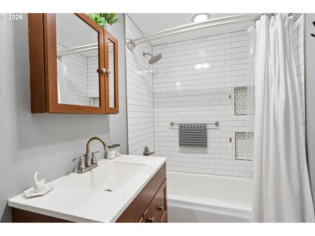 6928 Sw MONTAUK Cir, Lake Oswego, OR 97035