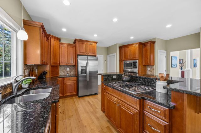 17 Payamps Road, Mashpee, MA 02649
