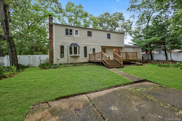 8 Julia Circle, East Setauket, NY 11733