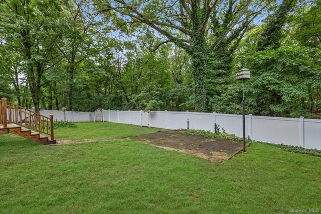 8 Julia Circle, East Setauket, NY 11733