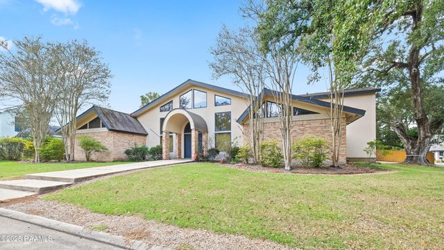 16 Duperier Oaks Drive, New Iberia, LA 70563