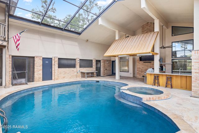 16 Duperier Oaks Drive, New Iberia, LA 70563