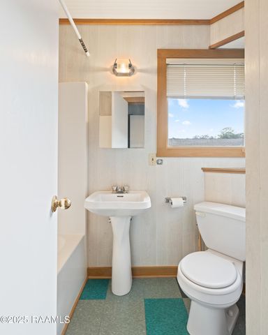 16 Duperier Oaks Drive, New Iberia, LA 70563