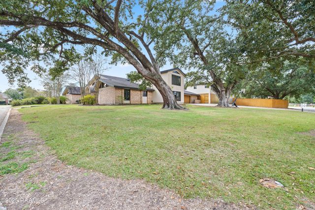 16 Duperier Oaks Drive, New Iberia, LA 70563