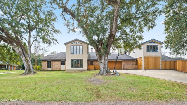 16 Duperier Oaks Drive, New Iberia, LA 70563