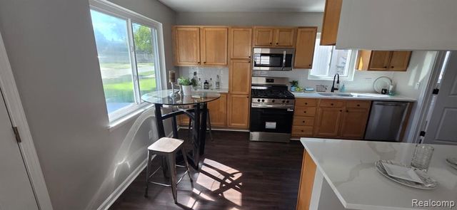 20229 Floral Street, Livonia, MI 48152