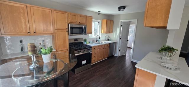 20229 Floral Street, Livonia, MI 48152