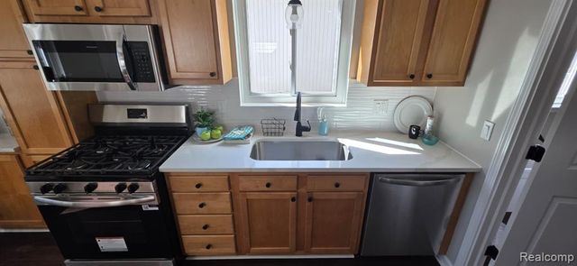 20229 Floral Street, Livonia, MI 48152