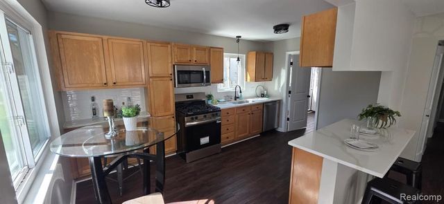 20229 Floral Street, Livonia, MI 48152