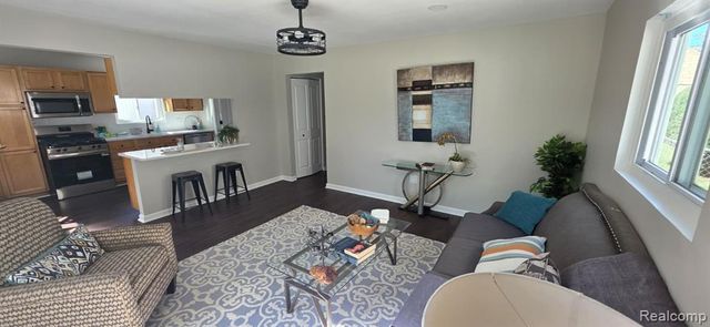 20229 Floral Street, Livonia, MI 48152