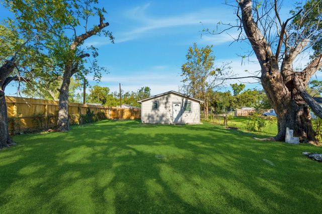 1041 Dolly Wright Street, Houston, TX 77088