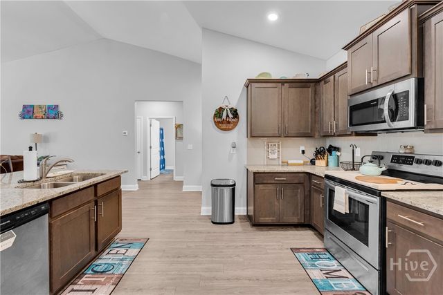 498 Brooks Village Dr, Pendergrass, GA 30567