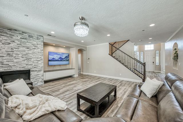 2272 E Prestwick Avenue, Fresno, CA 93730