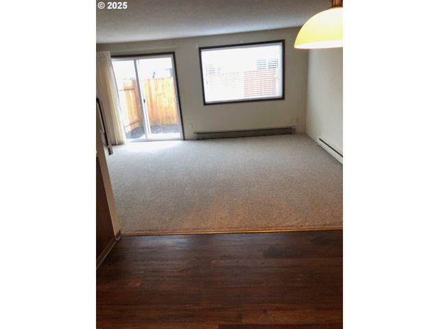 323 S LOCUST St, Canby, OR 97013
