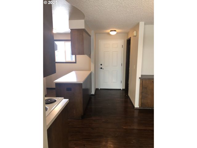 323 S LOCUST St, Canby, OR 97013
