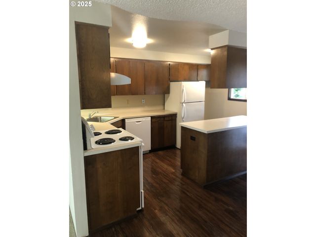 323 S LOCUST St, Canby, OR 97013