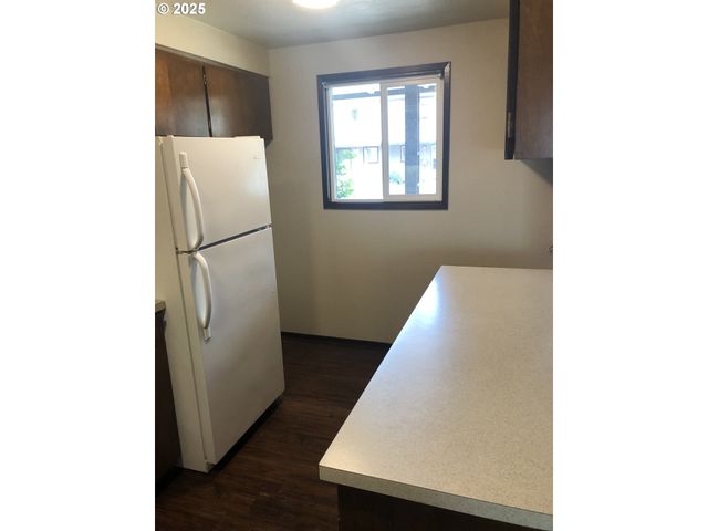 323 S LOCUST St, Canby, OR 97013
