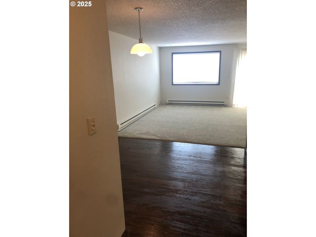 323 S LOCUST St, Canby, OR 97013