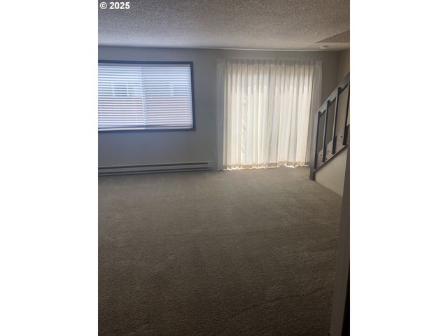 323 S LOCUST St, Canby, OR 97013