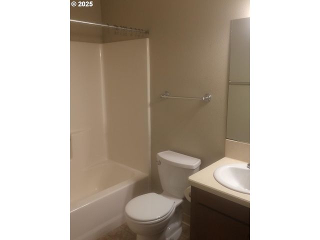 323 S LOCUST St, Canby, OR 97013