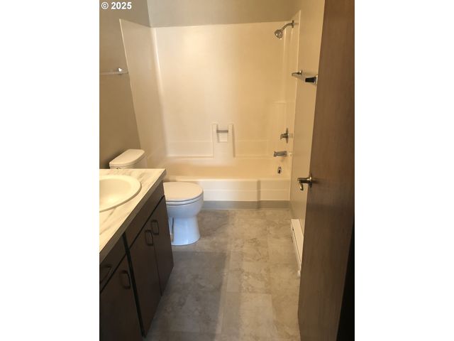 323 S LOCUST St, Canby, OR 97013