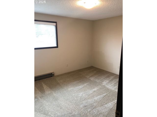 323 S LOCUST St, Canby, OR 97013