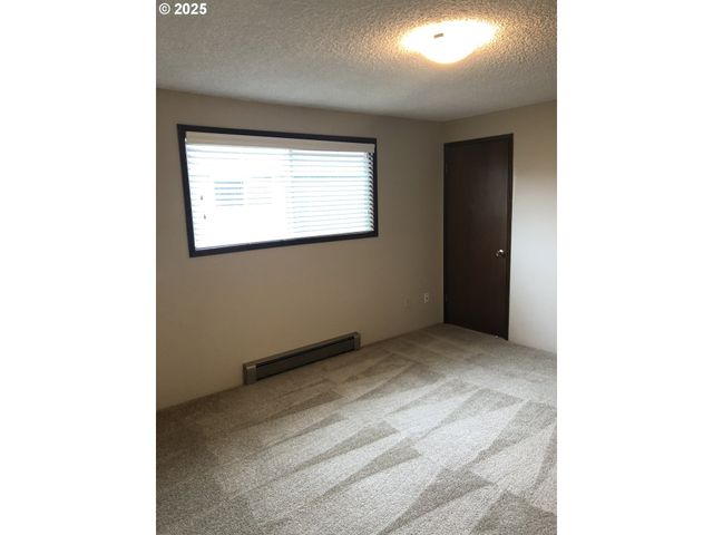 323 S LOCUST St, Canby, OR 97013
