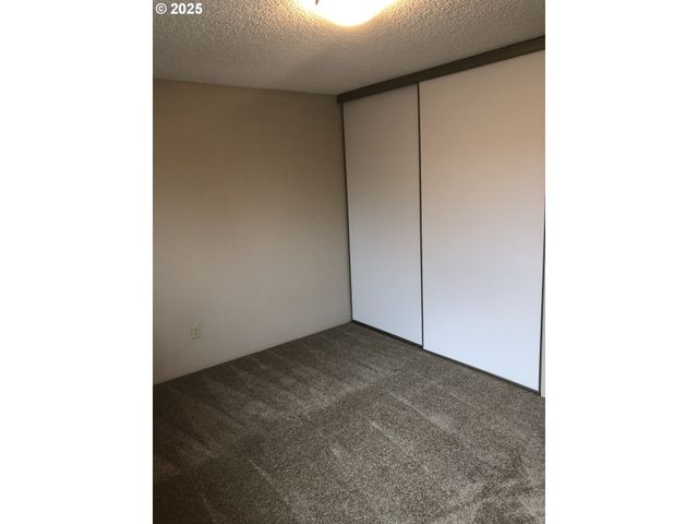 323 S LOCUST St, Canby, OR 97013