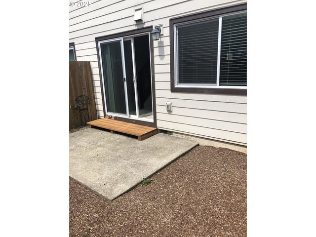 323 S LOCUST St, Canby, OR 97013