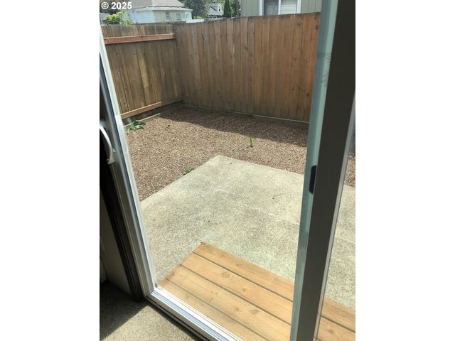 323 S LOCUST St, Canby, OR 97013