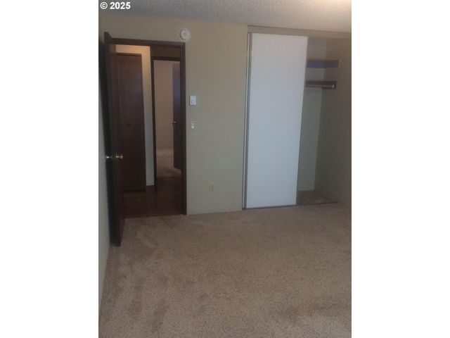 323 S LOCUST St, Canby, OR 97013