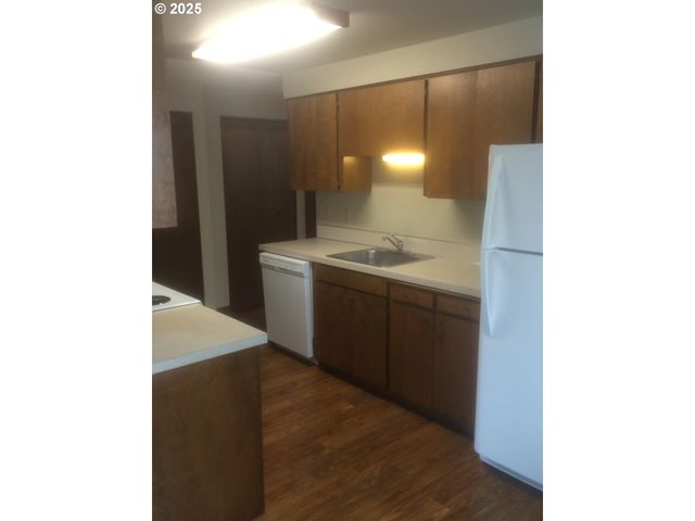 323 S LOCUST St, Canby, OR 97013
