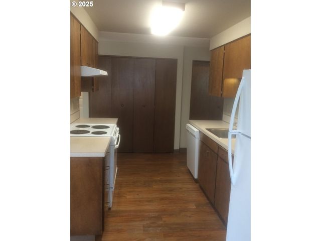 323 S LOCUST St, Canby, OR 97013