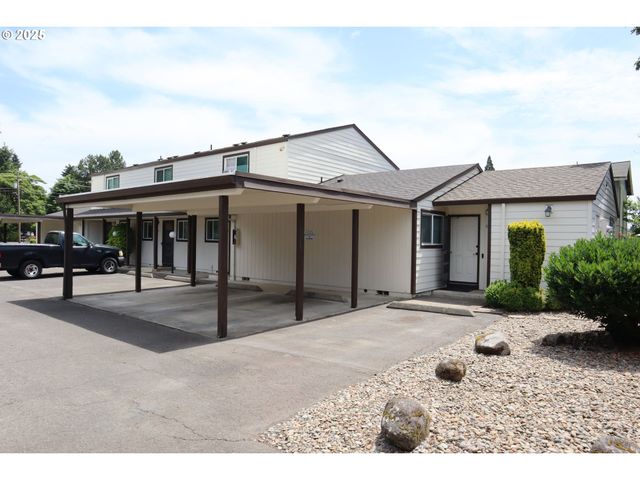 323 S LOCUST St, Canby, OR 97013