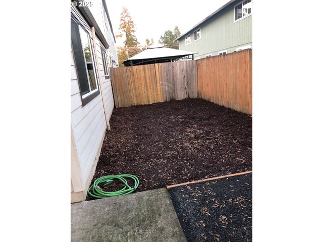 323 S LOCUST St, Canby, OR 97013